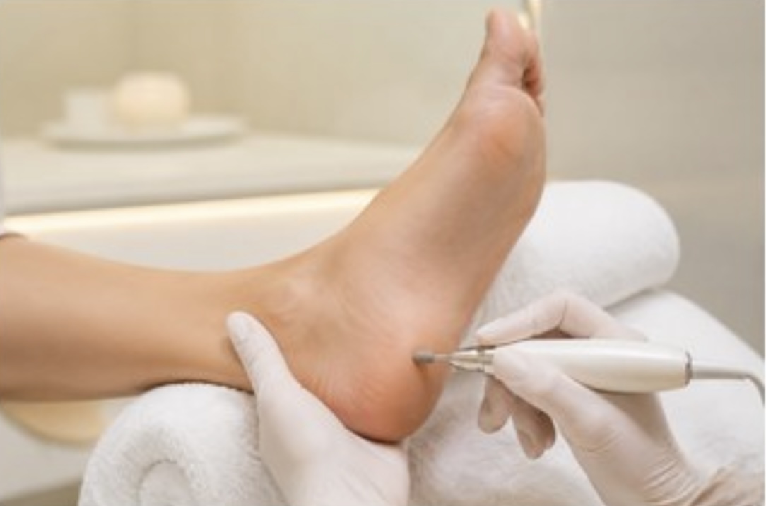 Pedicuría con esmalte común OPI
